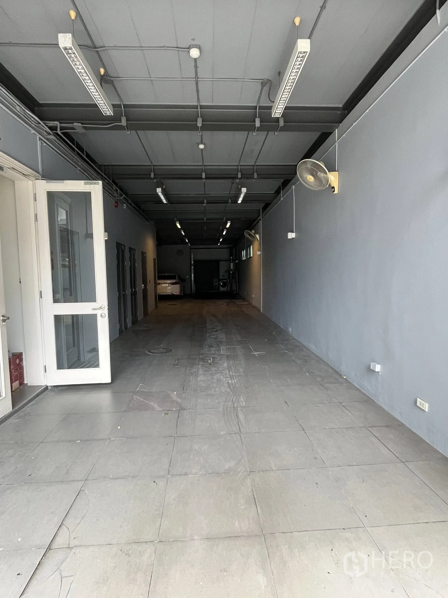 家庭办公室 for rent in Watthana, Bangkok - 带顶车道或室内停车/装卸区，高天花与长条灯。