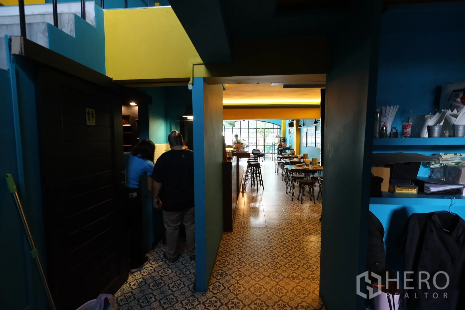 อาคารพาณิชย์ ให้เช่าหรือขายในKhlong Toei, Bangkok - ทางเดินสู่โถงร้าน พื้นลายกระเบื้องและชั้นเก็บของบิลท์อิน