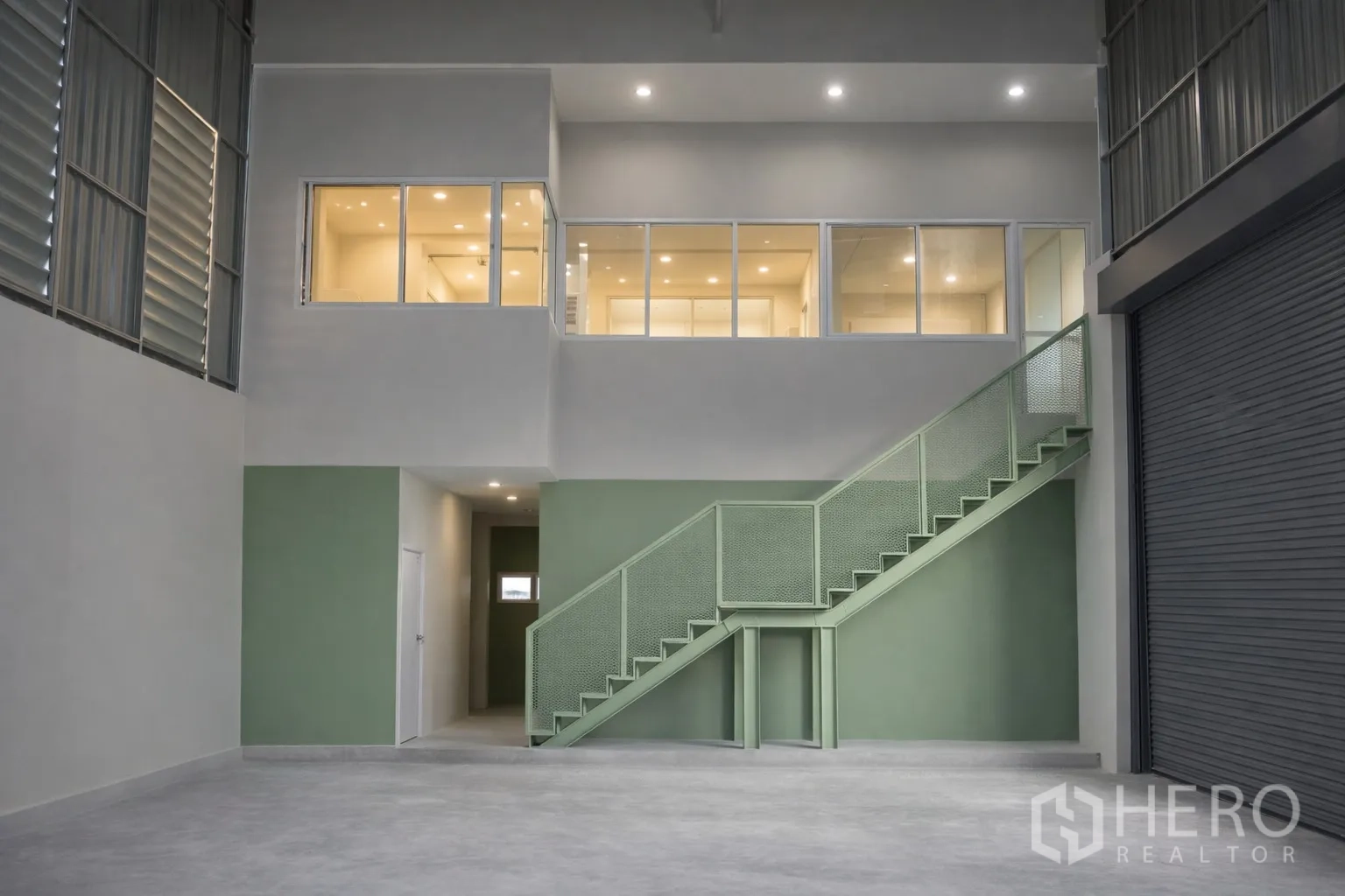 โกดัง for rent in Bang Kapi, Bangkok - ภายในโกดังมีบันไดเหล็กขึ้นชั้นลอยสำนักงาน หน้าต่างกระจก และประตูม้วน