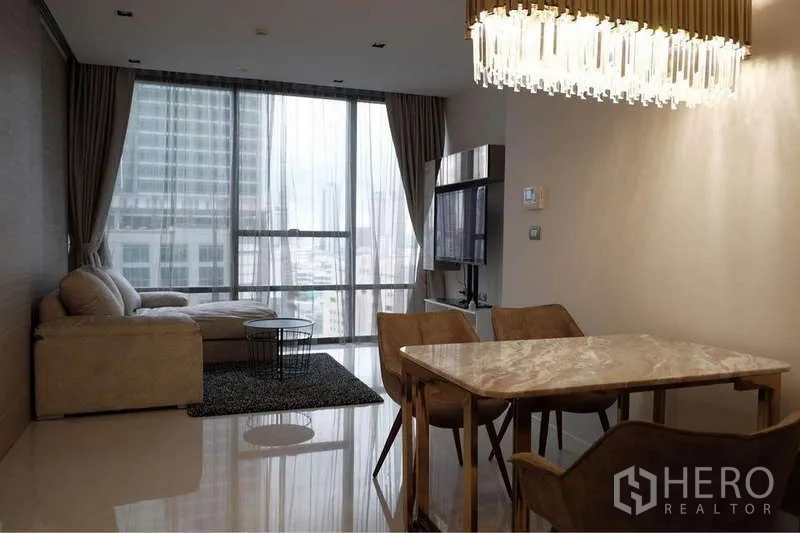 คอนโด ให้เช่าในSathon, Bangkok - โซนนั่งเล่นและรับประทานอาหาร โซฟา L ตู้ทีวี และหน้าต่างวิวเมือง