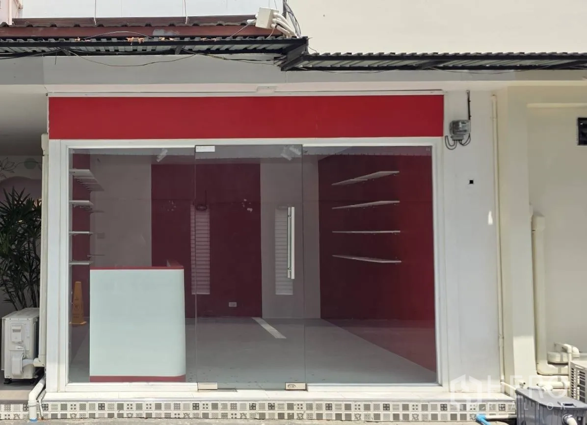 零售空间 for rent in Watthana, Bangkok - 小型商铺外立面，整面玻璃门面与红色装饰条。