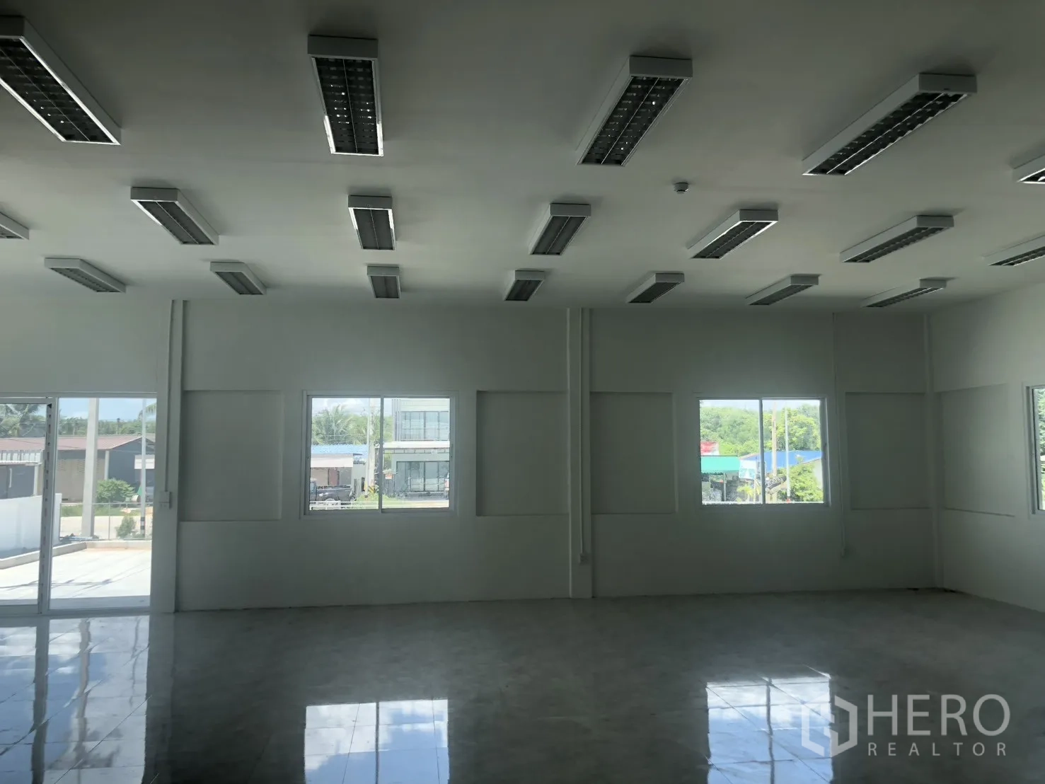 工厂 for rent in Si Racha, Chon Buri - 明亮办公室，瓷砖地面与多组顶灯及窗户。