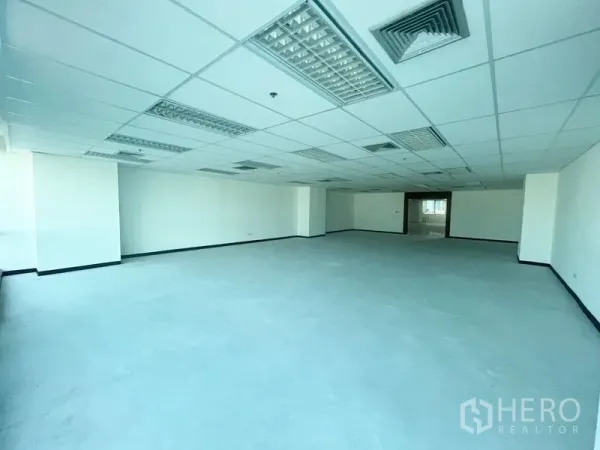 สำนักงาน ให้เช่าในWatthana, Bangkok - ชั้นสำนักงานกว้าง ผนังสีขาว เพดานแขวนมีช่องแอร์ ผังโล่งพร้อมปรับตกแต่ง