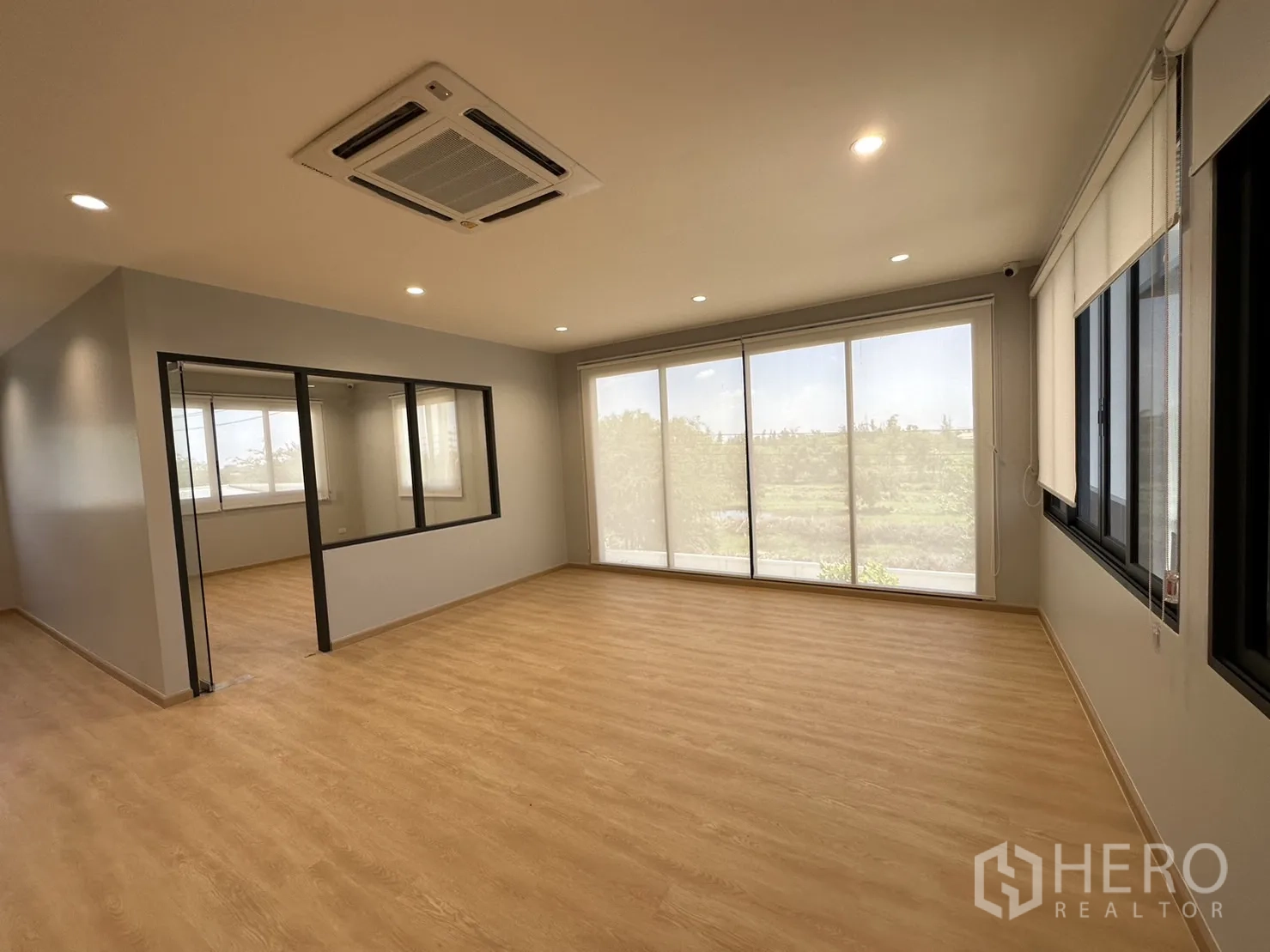 工厂 出售在Lam Luk Ka, Pathum Thani - 宽敞办公室，吊顶嵌入式空调与落地窗景。