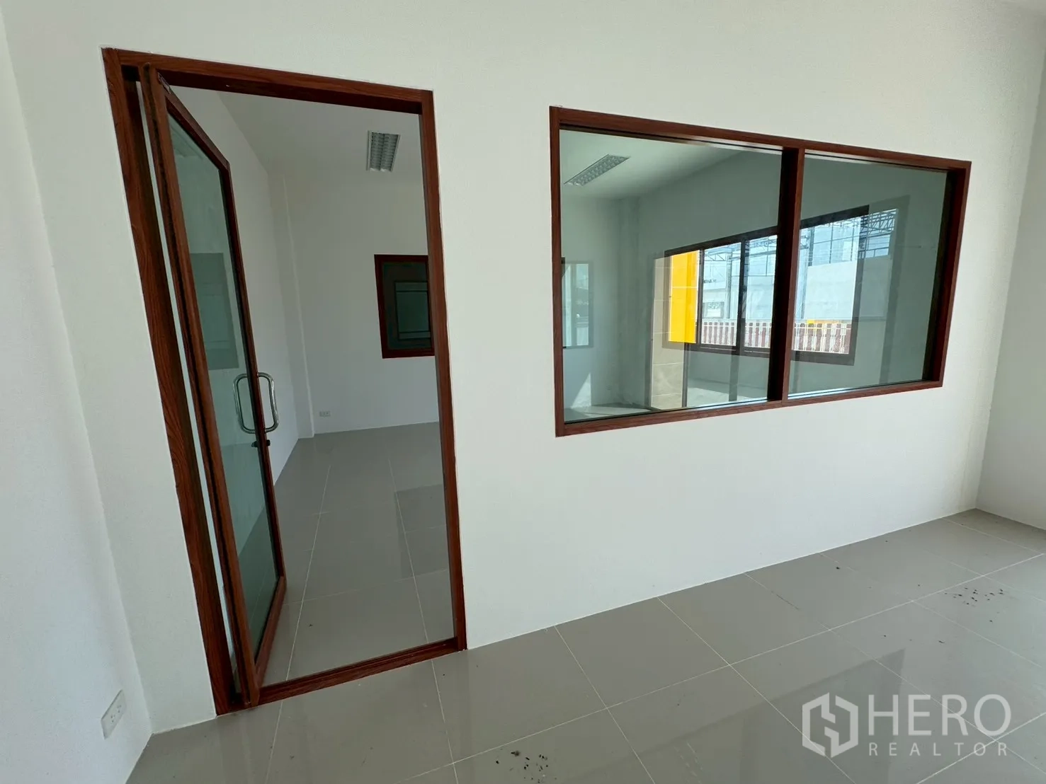 โรงงาน for sale in Mueang Samut Sakhon, Samut Sakhon - ห้องออฟฟิศขนาดกะทัดรัดพร้อมประตูกระจกและช่องหน้าต่างภายใน