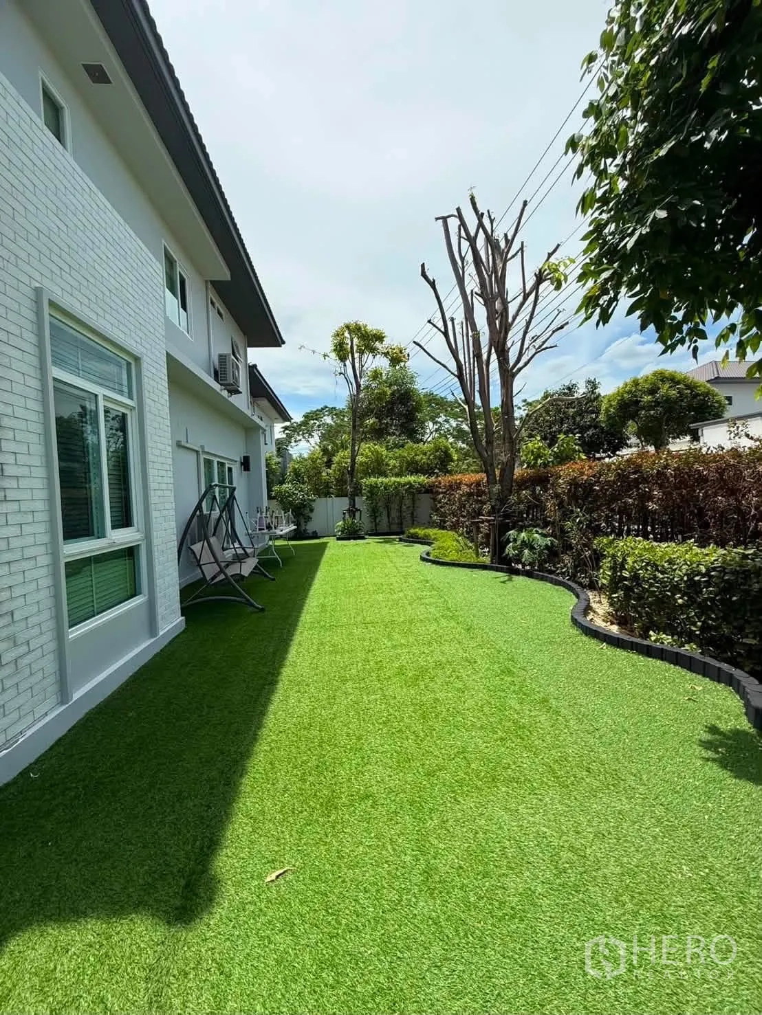 บ้านเดี่ยว for rent in Bang Phli, Samut Prakan - สนามหญ้ายาวข้างตัวบ้านตลอดแนว