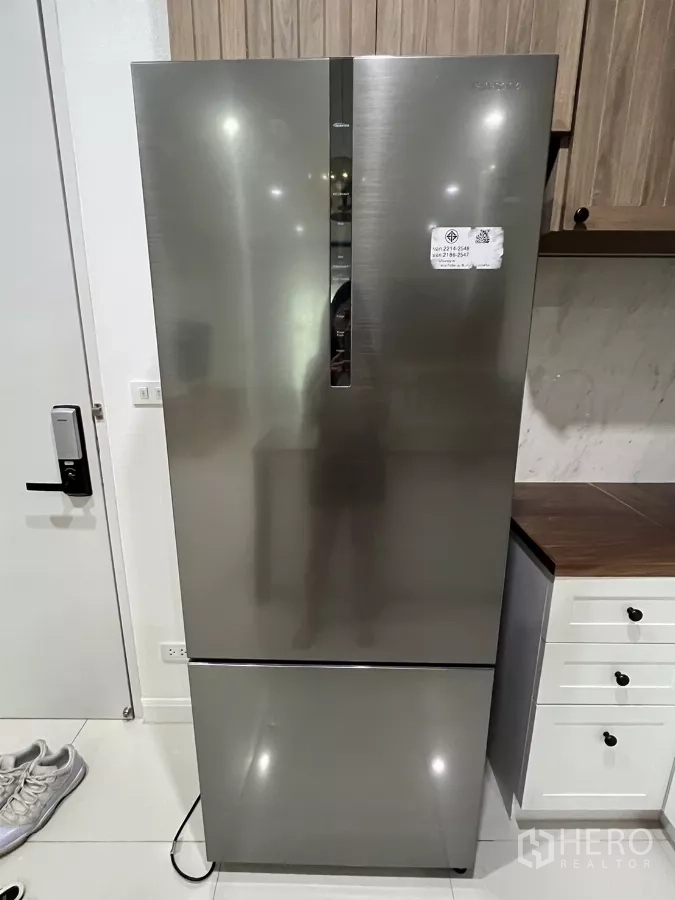 公寓 出租在Bang Kapi, Bangkok - 厨房内不锈钢双门冰箱。