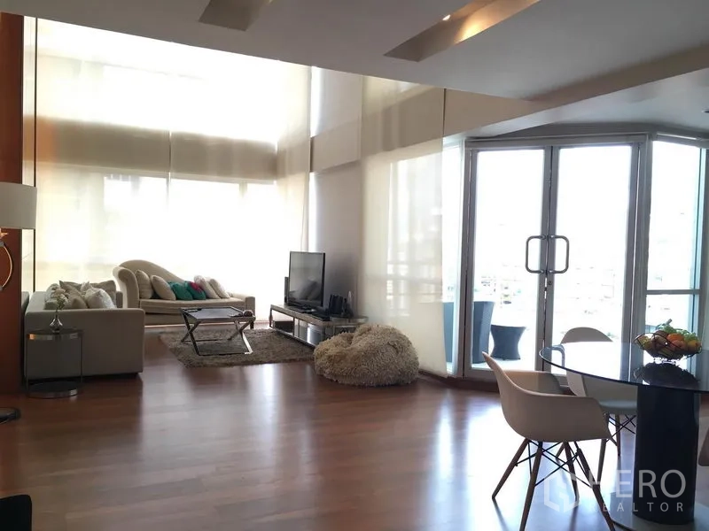 公寓 出租在Pathum Wan, Bangkok - 采光充足的客厅，沙发与电视，落地窗和薄纱窗帘