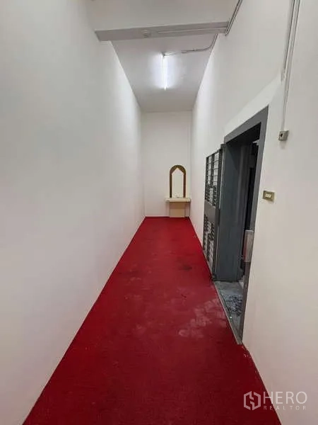 办公空间 出租在Khlong Toei, Bangkok - 狭长走廊铺红地毯，尽头有小桌与镜子。