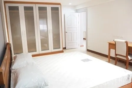 Condominium for rent in Pathum Wan, Bangkok - Bedroom featuring a large wardrobe and study desk near the ensuite door.