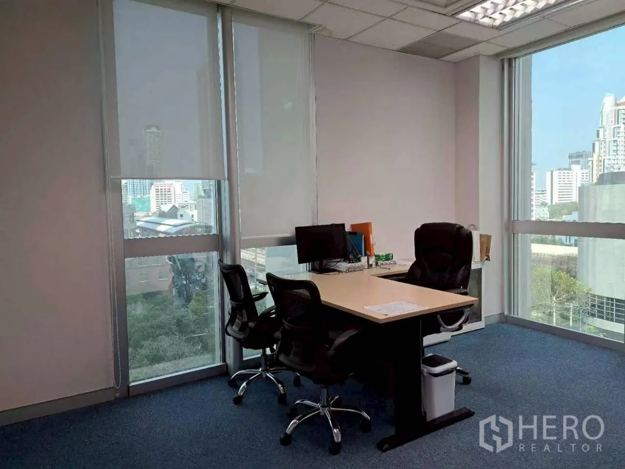 办公室 for rent in Sathon, Bangkok - 私密办公室，L形办公桌、行政椅与带卷帘的大窗户。