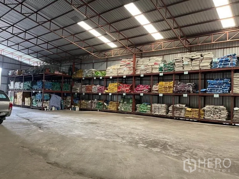 คลังสินค้า ขายในLam Luk Ka, Pathum Thani - ชุดชั้นวางเหล็กตลอดผนัง บรรจุถุงสินค้าหลากสีภายในโกดัง