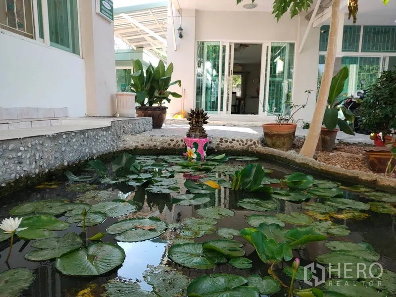 บ้าน ขายในMin Buri, Bangkok - สระบัวตกแต่งในสวนข้างประตูบานเลื่อน