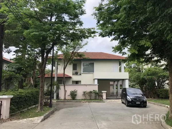 Detached House for rent in Wang Thonglang, Bangkok - Two-storey detached house with red-tile roof, driveway, carport and mature trees in a quiet compound in Wang Thonglang.