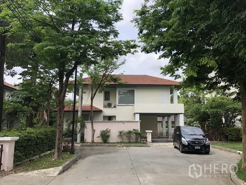 บ้าน ให้เช่าในWang Thonglang, Bangkok - บ้านเดี่ยวสองชั้น หลังคากระเบื้องแดง ลานจอดรถและต้นไม้ใหญ่ ในโครงการเงียบสงบย่านวังทองหลาง