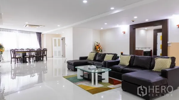 公寓 出租或出售在Khlong Toei, Bangkok - 开放式客餐厅，转角沙发与大面积采光窗。