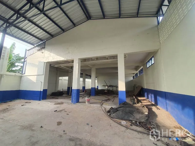 Factory for rent in Bang Bua Thong, Nonthaburi - Covered workshop area with columns and basic utilities ready for fit-out.