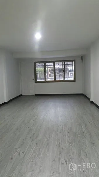 店屋 出租在Watthana, Bangkok - 二层宽敞房间，正面大窗与明亮顶灯。