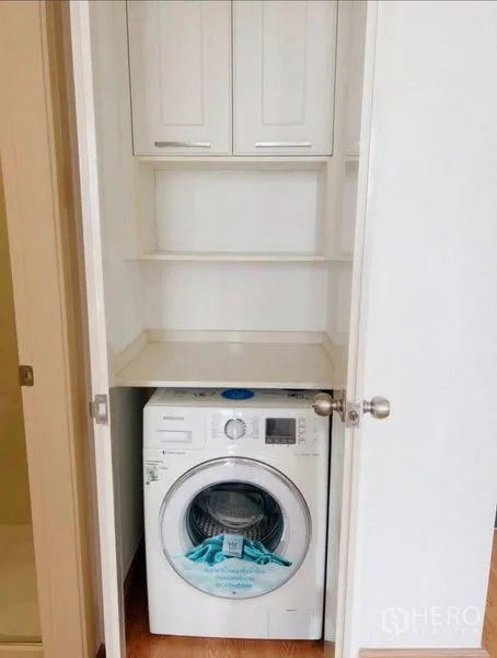 公寓 出租在Watthana, Bangkok - 室内洗衣柜，配前置洗衣机与收纳搁板。