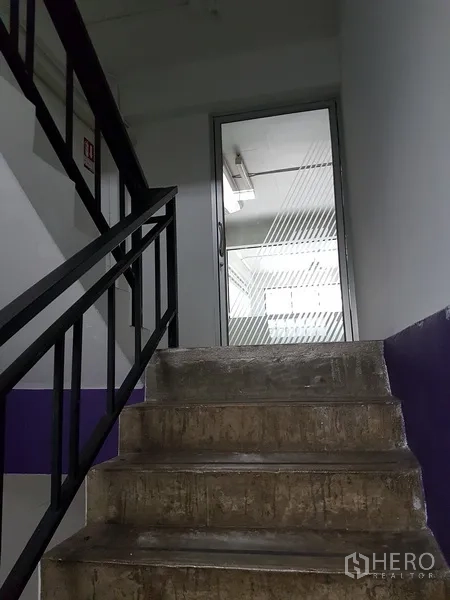 Home Office for sale in Khlong Toei, Bangkok - Internal staircase with metal handrail and concrete steps.