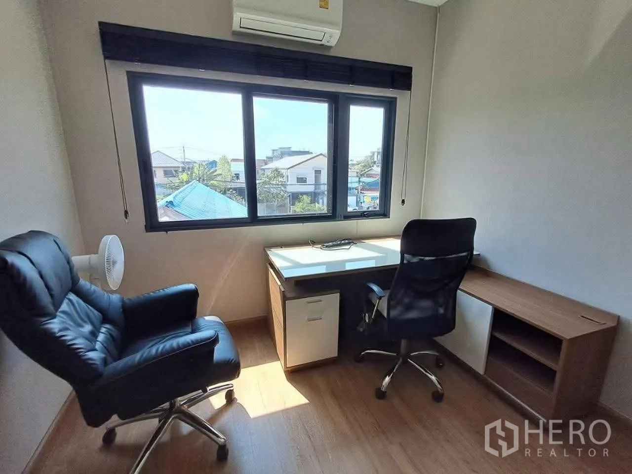 Townhouse for rent in Bang Kapi, Bangkok - Bright study room with two office chairs, desk, large window and air conditioner.