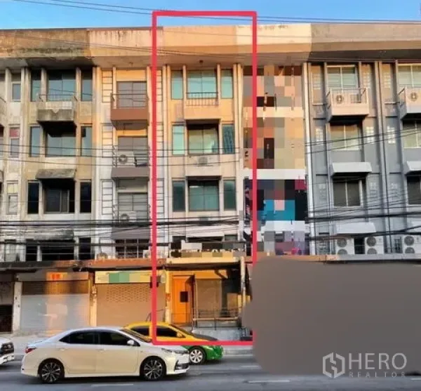店屋 出租在Chatuchak, Bangkok - 乍都节多层店屋外立面，红框标注，临街有车辆停靠。