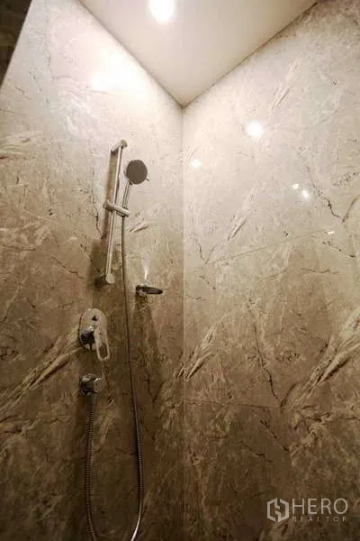 公寓 出租在Watthana, Bangkok - 大理石纹淋浴间，手持花洒与顶喷，嵌灯照明