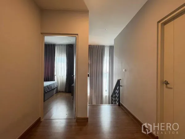 独立式住宅 出租在Bang Phli, Samut Prakan - 二楼走廊，木地板通往卧室和楼梯。