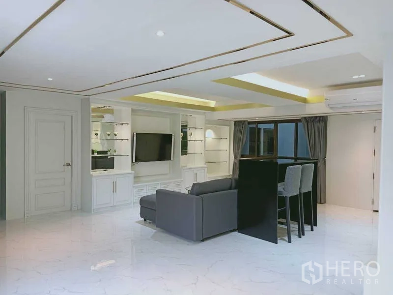 คอนโด for ในWatthana, Bangkok - ห้องรับแขกแบบโอเพนแปลน โซฟาตัวแอล ตู้ทีวีและเคาน์เตอร์บาร์