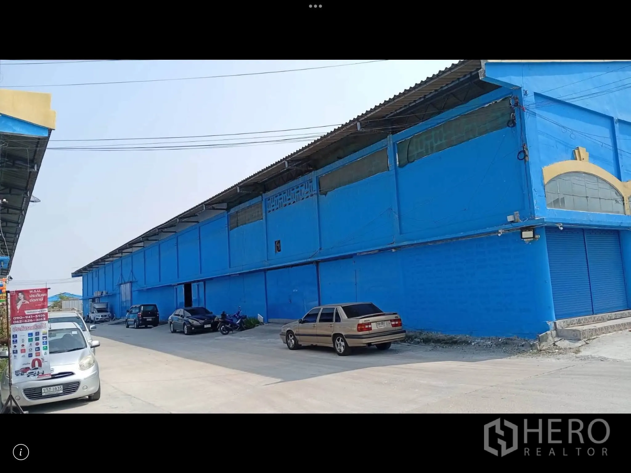 仓库 for rent in Bang Phli, Samut Prakan - 仓库外立面与卷闸出入口，临道路可停车装卸。