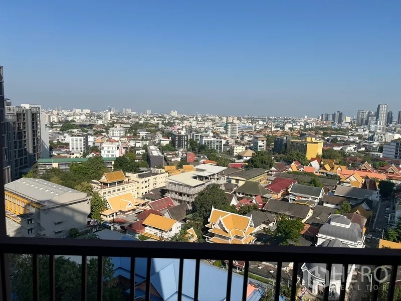 公寓 出租或出售在Watthana, Bangkok - 高楼层阳台远眺，俯瞰Ekkamai社区与曼谷天际线