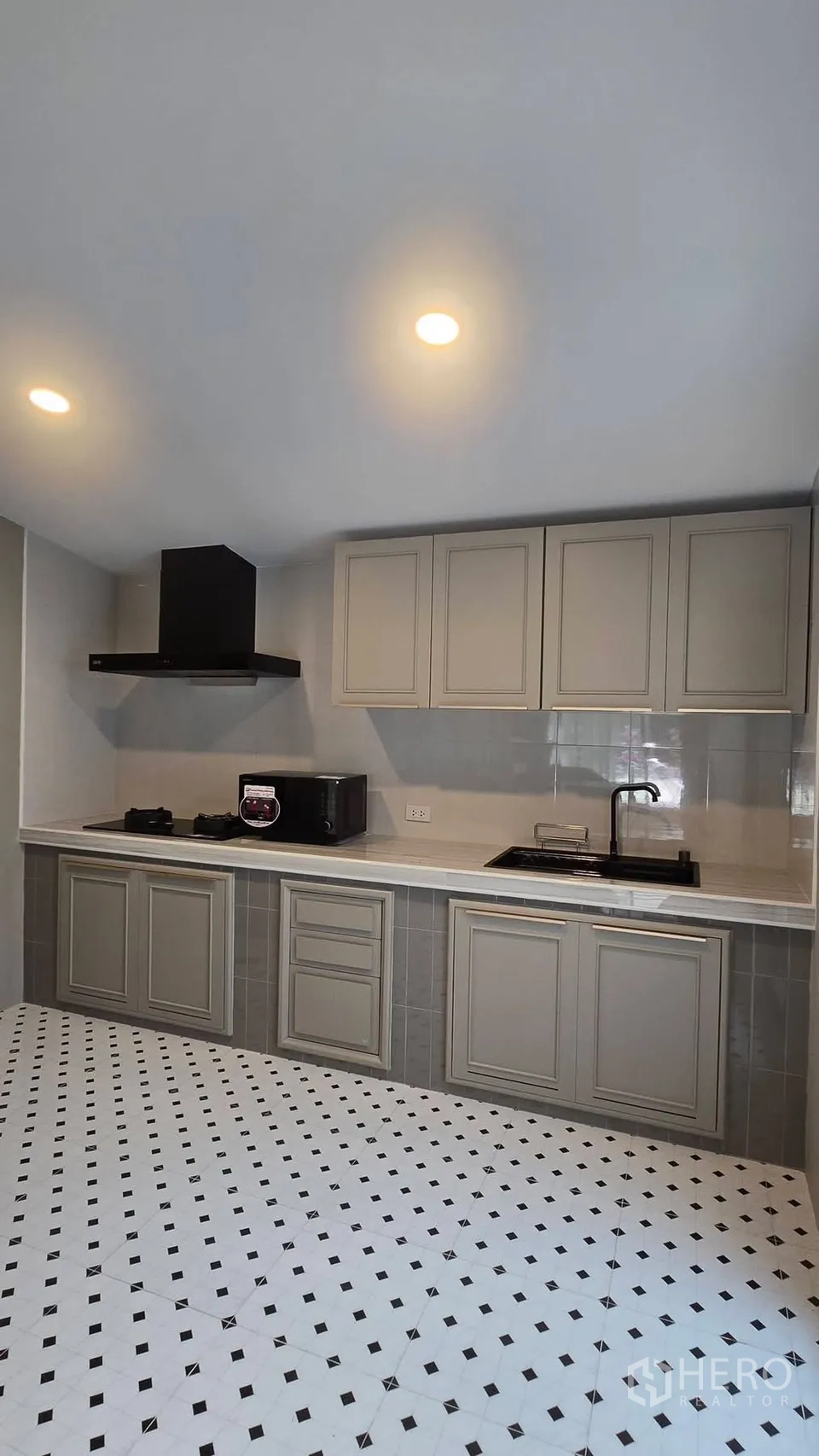 ทาวน์เฮาส์ for rent in Bang Phli, Samut Prakan - ห้องครัวบิวท์อินตู้สีเทา เตาแก๊ส เครื่องดูดควัน พื้นกระเบื้องลาย