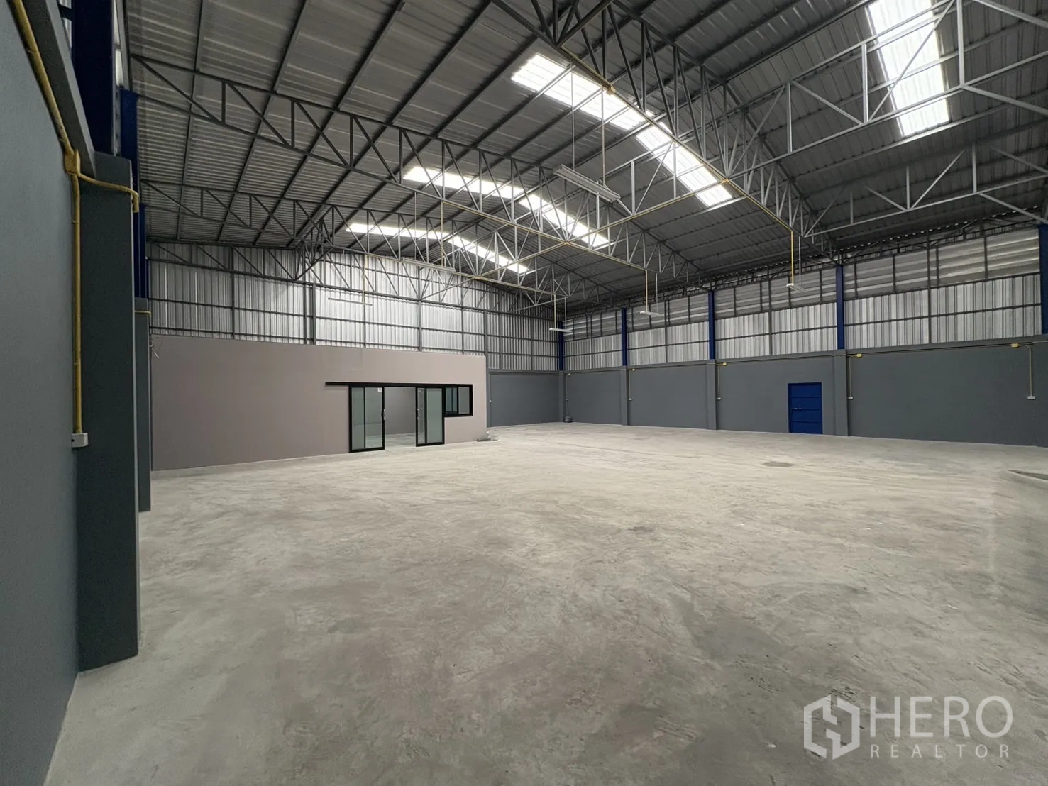 货栈 出租在Bang Phli, Samut Prakan - 全景展示空旷仓库地面，通风金属屋顶与采光板。
