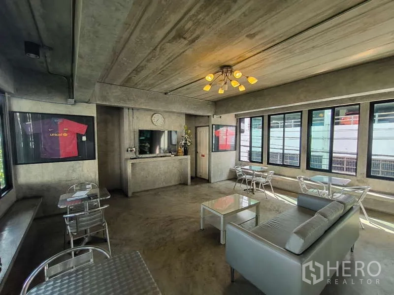 货栈 出租在Huai Khwang, Bangkok - 配沙发、电视与咖啡桌的休闲区，工业风。