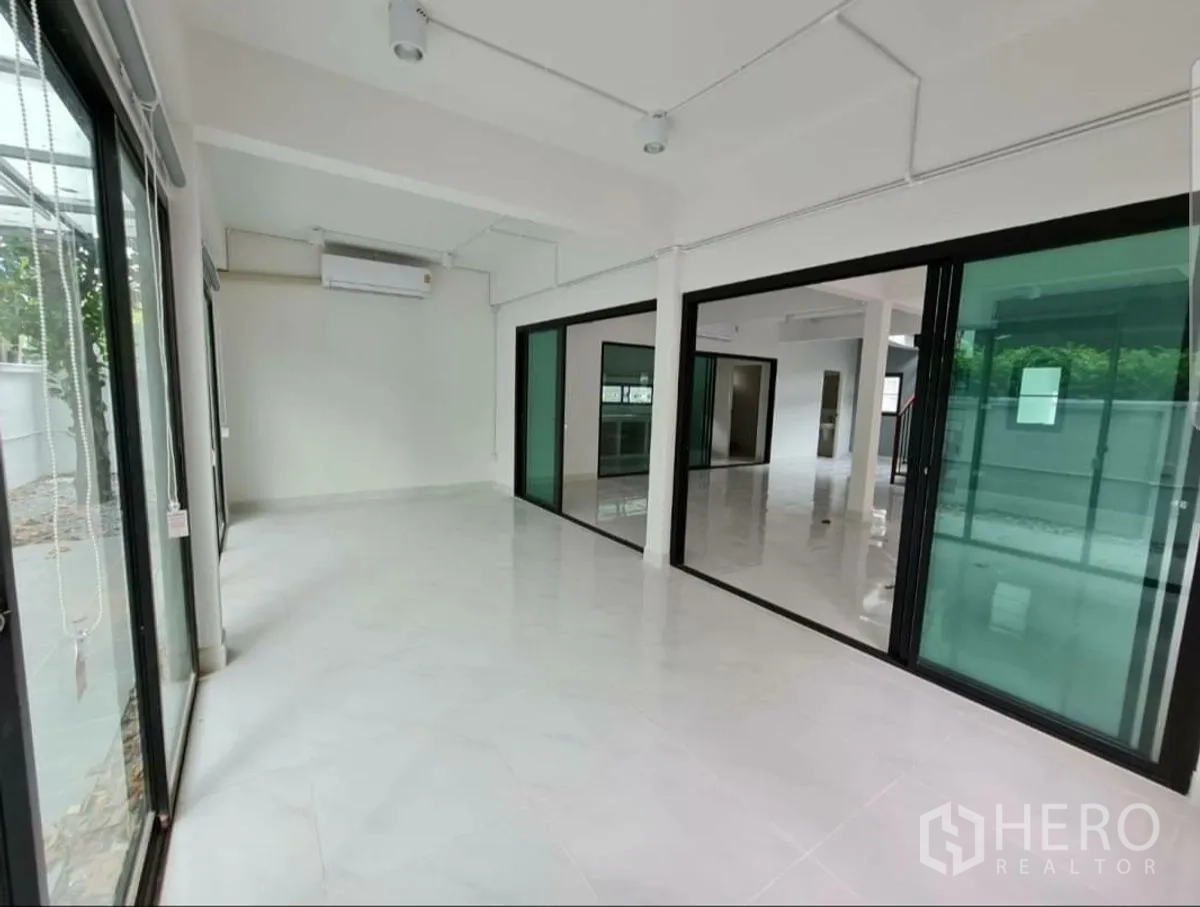 带办公室的家 出租在Lat Phrao, Bangkok - 明亮多功能房，由落地推拉玻璃分隔各区域。