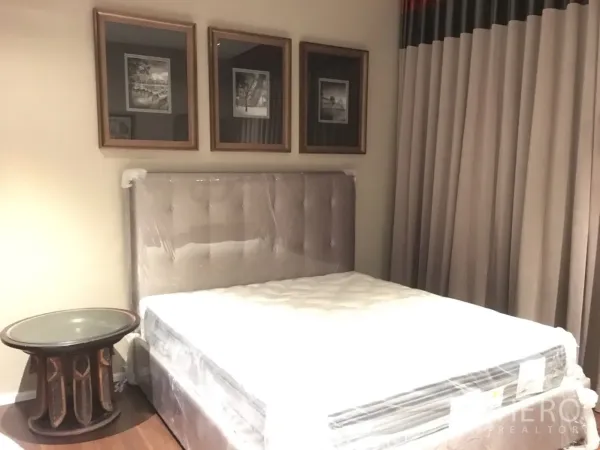 คอนโด ให้เช่าในWatthana, Bangkok - ห้องนอนบรรยากาศสงบ เตียงหัวบุผ้า ที่นอนใหม่ โต๊ะข้างเตียง และผ้าม่านทึบ