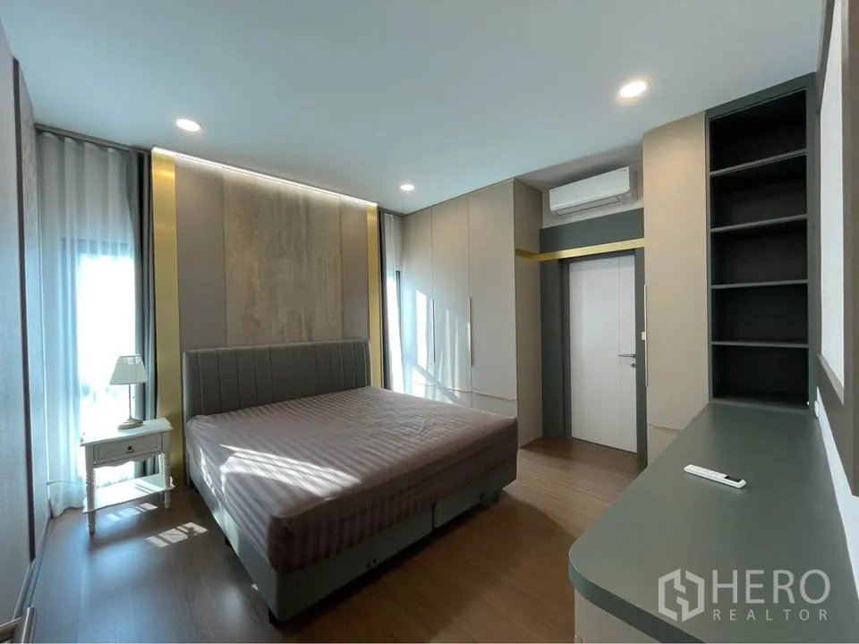 独栋房屋 for rent or sale in Bang Phli, Samut Prakan - 另一间卧室配软包床、内置收纳与搁架。