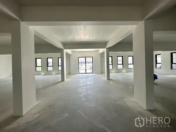 Warehouse for rent in Bang Phli, Samut Prakan - Bright open workspace with multiple windows and central columns.