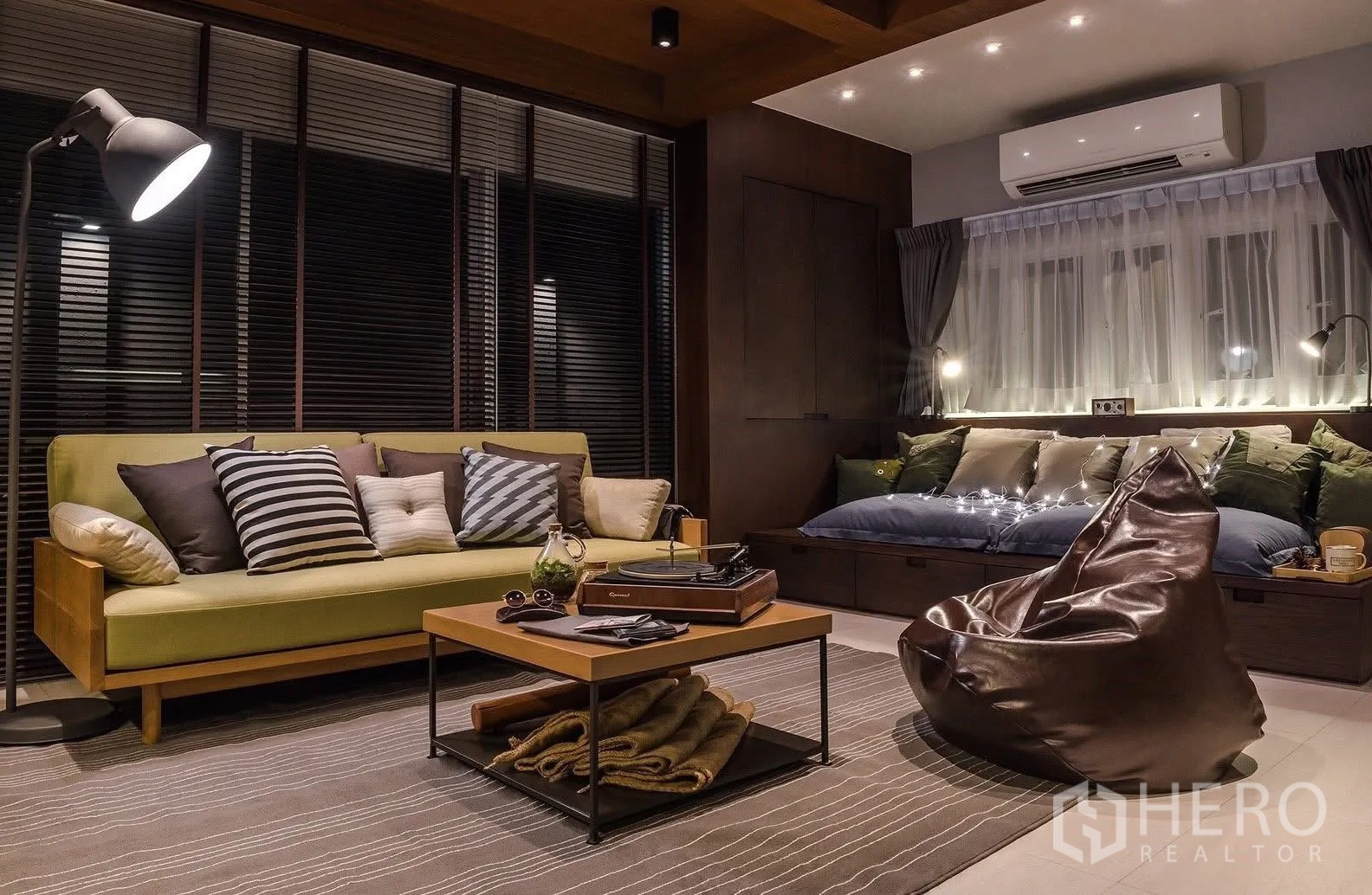 ทาวน์เฮาส์ for sale in Suan Luang, Bangkok - ห้องนั่งเล่นสไตล์โมเดิร์น โซฟา โต๊ะกลาง มุมเดย์เบด และบีนแบ็ก