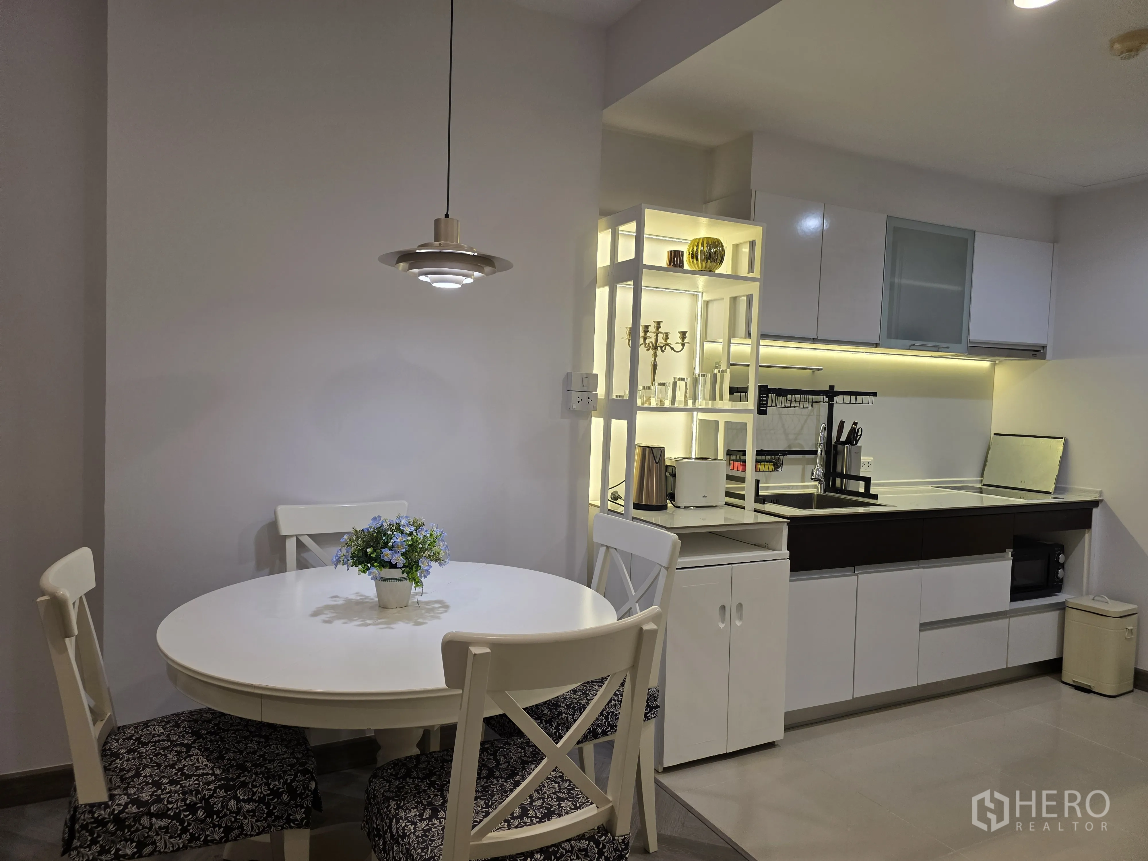 公寓 for rent in Bang Kapi, Bangkok - 从客厅望向厨房与餐区，地面为鱼骨纹地板。