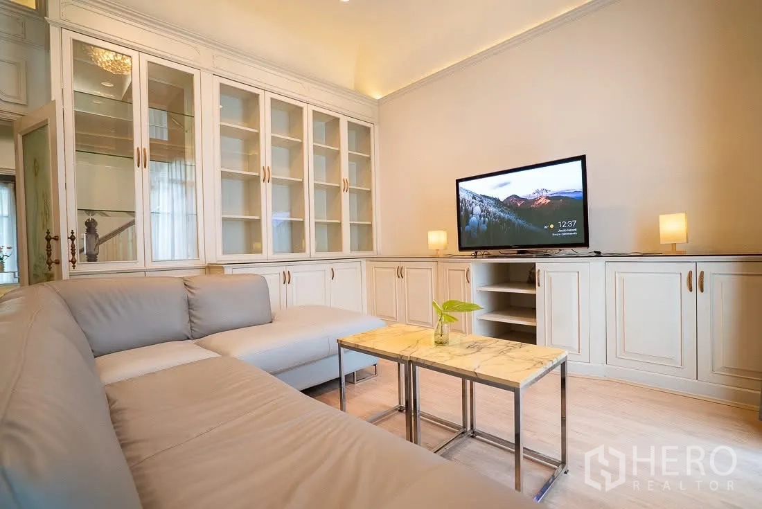 ทาวน์เฮาส์ for rent in Yan Nawa, Bangkok - ห้องนั่งเล่นโซฟาเข้ามุม โต๊ะกลางหินอ่อน และตู้บิลท์อินเต็มผนัง