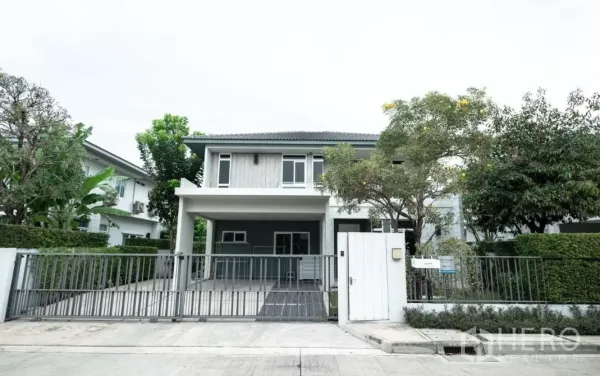 บ้าน ให้เช่าหรือขายในPrawet, Bangkok - หน้าบ้านเดี่ยวสองชั้นสไตล์โมเดิร์น มีกำแพงรั้ว ประตูเลื่อน และที่จอดรถในร่ม