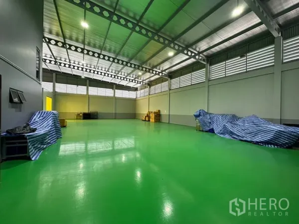 工厂 出租或出售在Lam Luk Ka, Pathum Thani - 宽敞生产车间，绿色环氧地坪，钢桁架屋顶与百叶通风窗。