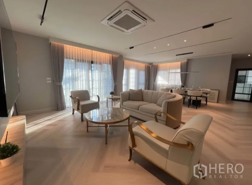 独栋房屋 for rent in Bang Phli, Samut Prakan - 开放式客餐厅广角视图，落地窗与吊顶空调机。