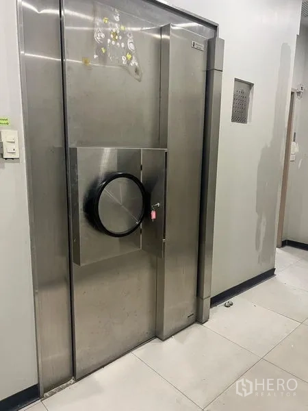 店屋 出租在Samphanthawong, Bangkok - 内置不锈钢金库门，适合安全储物。
