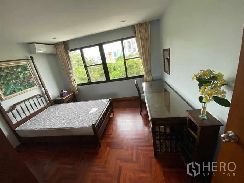 คอนโด ให้เช่าในSathon, Bangkok - ห้องนอนพร้อมเตียง โต๊ะยาว และวิวสีเขียวผ่านหน้าต่างกว้าง