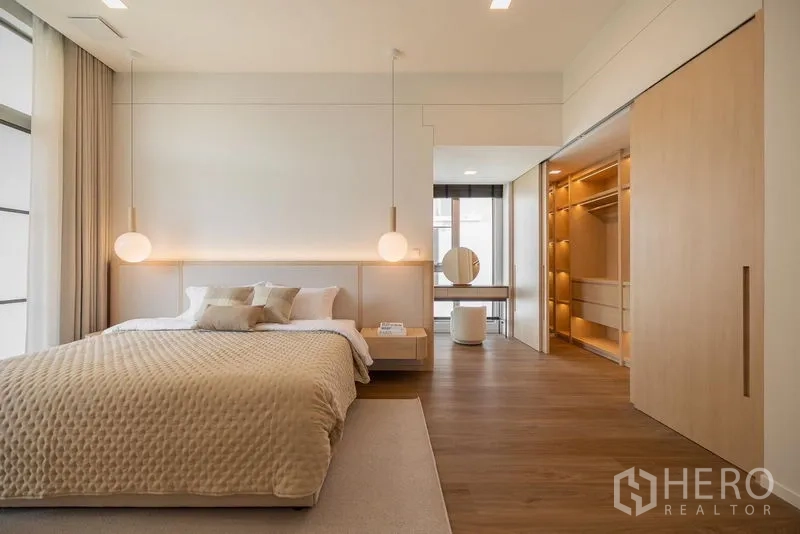 独立式住宅 出租在Saphan Sung, Bangkok - 极简主卧，吊灯与照明步入式衣帽间
