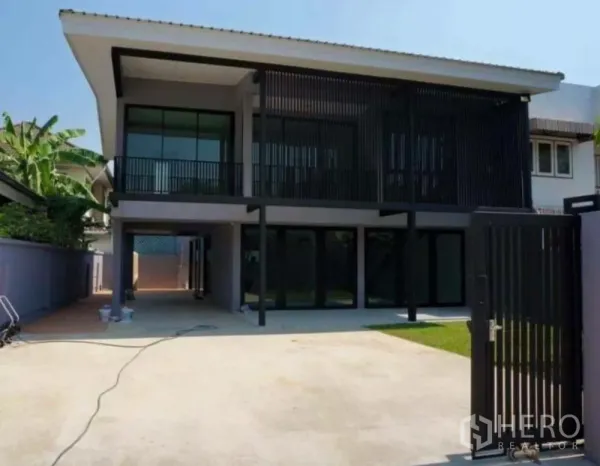 Home Office for rent in Lat Phrao, Bangkok - Two-storey loft-style home office with gated driveway and wide parking apron.