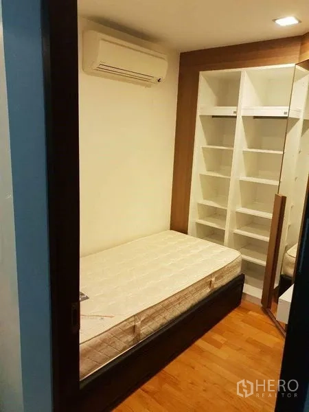 คอนโด ขายในBang Rak, Bangkok - ห้องนอนที่สองเตียงเดี่ยว แอร์ และตู้เสื้อผ้าบิลต์อิน