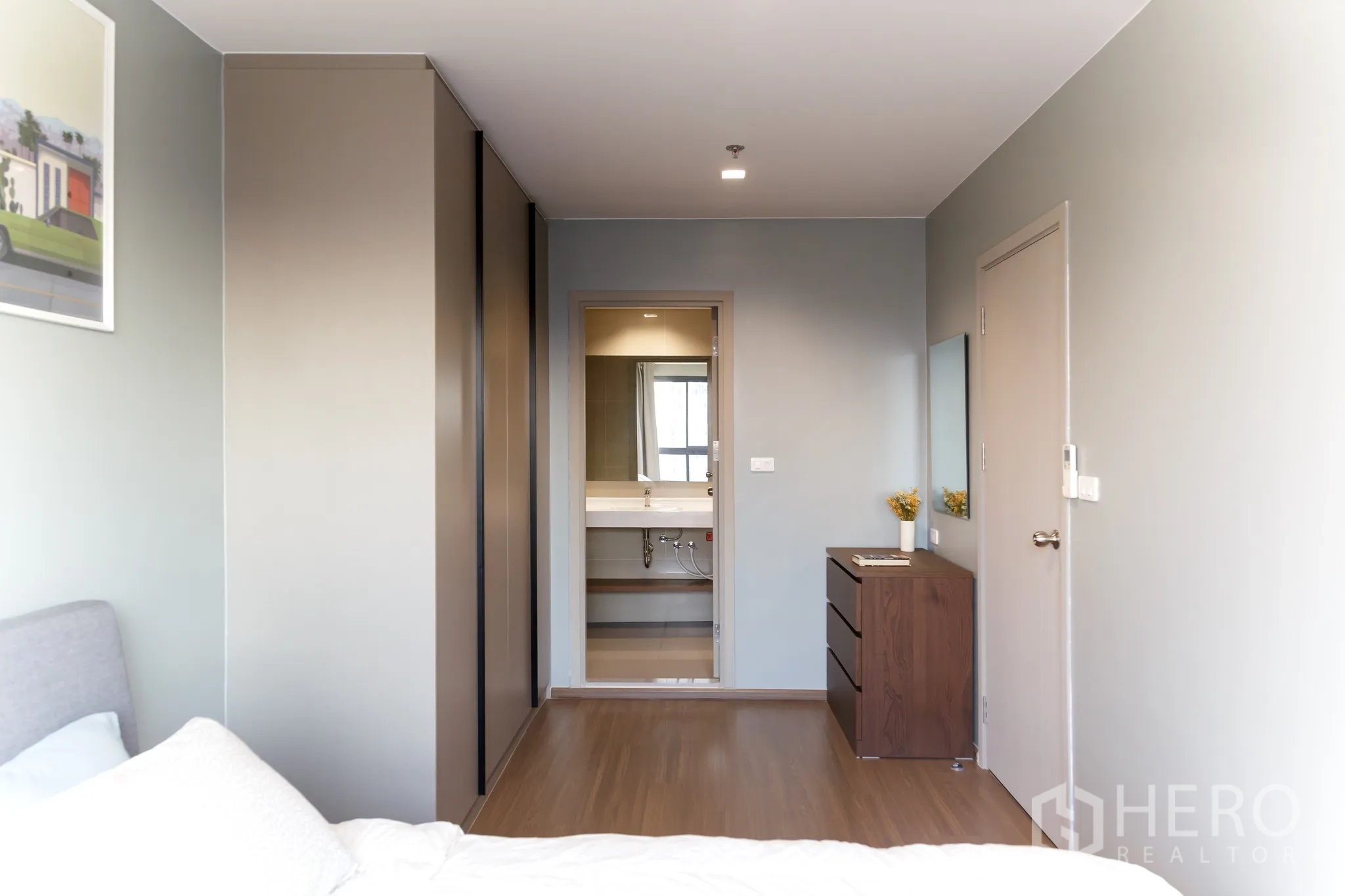 公寓 for rent in Phra Khanong, Bangkok - 卧室配嵌入式衣柜、抽屉柜，门通向套内卫浴。